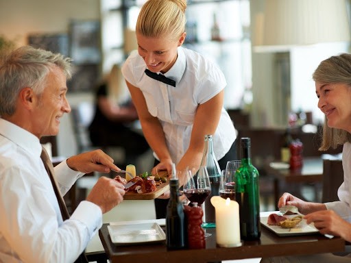 «Женщину гораздо приятнее провожать взглядом»: за что гости ресторана оставляют больше 10% от чека