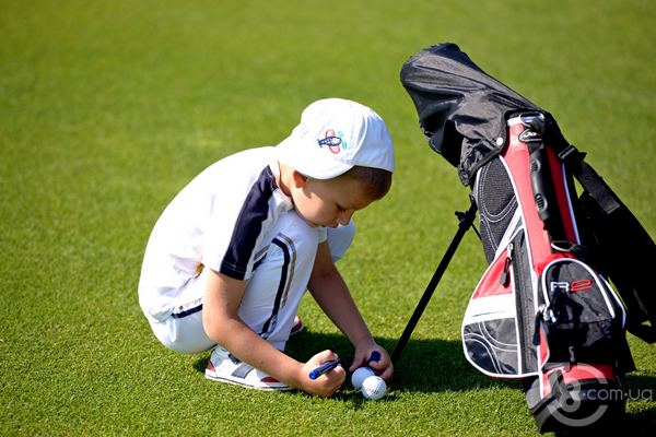 Почему ребенку необходим гольф? 10 причин записаться в Детскую академию гольфа
